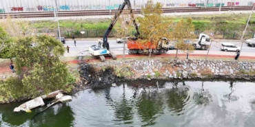 Küçükçekmece Menekşe deresindeki batık tekneler temizleniyor