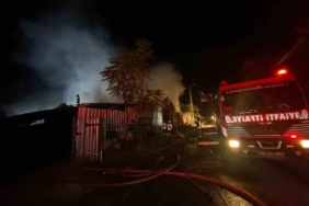 Küçükçekmece’de iş yeri yangını elektrik tellerine sıçradı, patlamalar peş peşe geldi