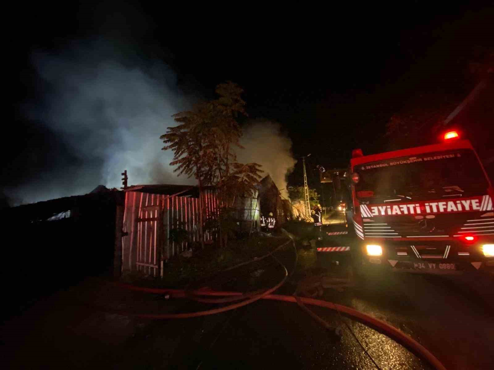 Küçükçekmece’de iş yeri yangını elektrik tellerine sıçradı, patlamalar peş peşe geldi