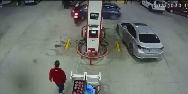 Akaryakıt istasyonundaki kaza kameralara yansıdı