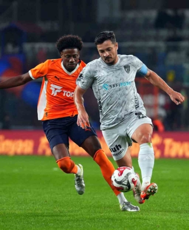 Trendyol Süper Lig: RAMS Başakşehir: 0 - Kocaelispor: 0 (İlk yarı)