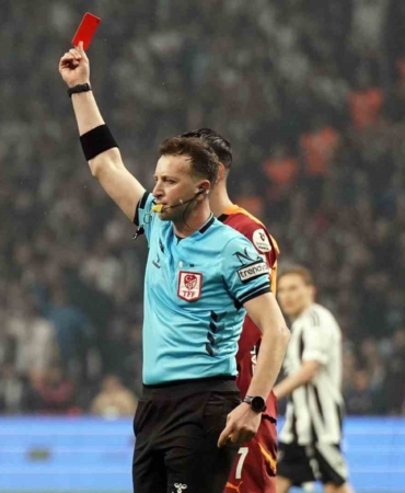 Galatasaray-Beşiktaş derbileri bol kırmızı kartlı geçiyor!