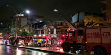 Sultangazi’de kafenin çatısı alevlere teslim oldu
