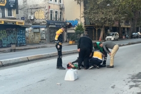 Beyoğlu’nda çöp kamyonu İSKİ’nin çalışması sonrası tam kapatılmayan çukura girdi, işçinin bacağı kırıldı
