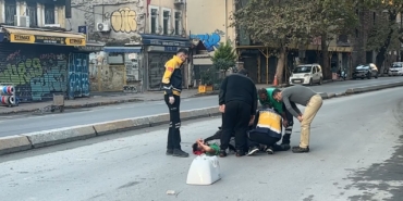 Beyoğlu’nda çöp kamyonu İSKİ’nin çalışması sonrası tam kapatılmayan çukura girdi, işçinin bacağı kırıldı