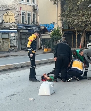 Beyoğlu’nda çöp kamyonu İSKİ’nin çalışması sonrası tam kapatılmayan çukura girdi, işçinin bacağı kırıldı
