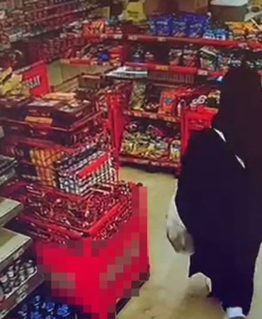 Arnavutköy’de kadın kılığına giren çocuk hırsız kamerada