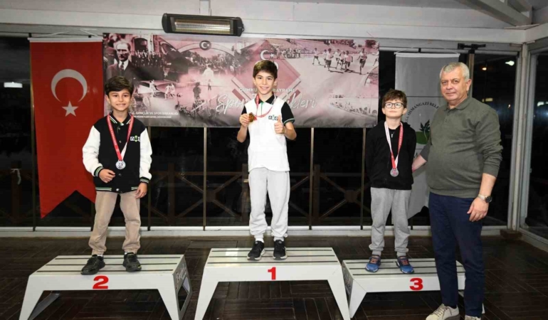 Osmangazi’de minik satranç ustaları kupalarına kavuştu