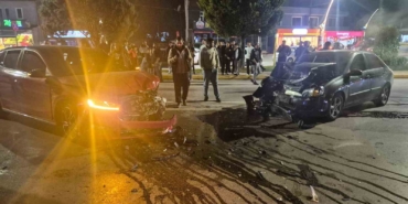 Otomobiller kafa kafaya çarpıştı: 2 yaralı