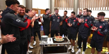 A Milli Takım’da Atakan Karazor’un doğum günü kutlandı