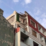 Bayrampaşa’da balkon çöktü: 2 araç kullanılmaz hale geldi
