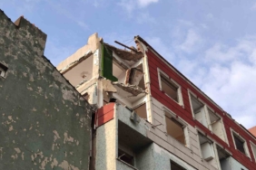 Bayrampaşa’da balkon çöktü: 2 araç kullanılmaz hale geldi