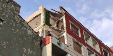 Bayrampaşa’da balkon çöktü: 2 araç kullanılmaz hale geldi