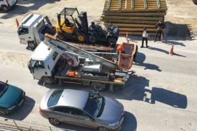 Köprüde arıza yapan kamyonet trafiği felç etti