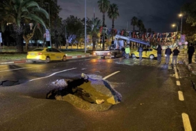 Sağanak yağış nedeniyle Vatan Caddesi’nde yol çöktü