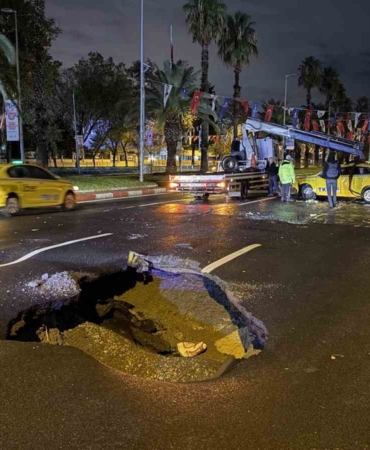 Sağanak yağış nedeniyle Vatan Caddesi’nde yol çöktü