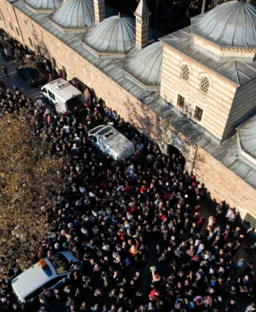 Enkazda kalan 4 kişilik Bilir ailesi, son yolcuklarına uğurlandı