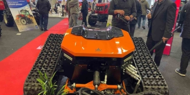 Tarlada traktör savaşta silah