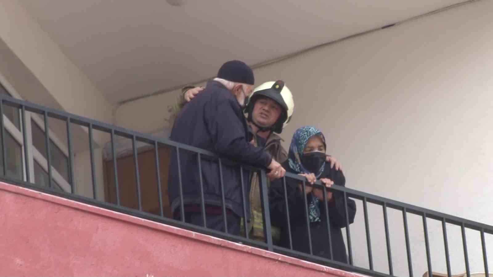 Ümraniye’de korkutan yangın: Mahsur kalan iki yaşlı çift kurtarıldı
