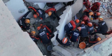 Gebze’de çöken binadaki kurtarma çalışmaları 11. saatinde havadan görüntülendi