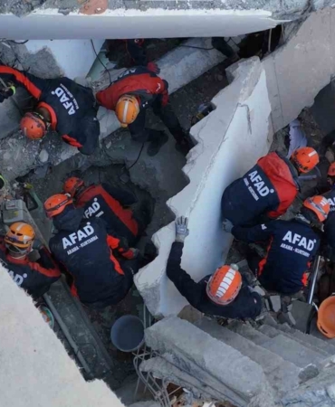 Gebze’de çöken binadaki kurtarma çalışmaları 11. saatinde havadan görüntülendi