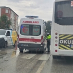 Ters istikamete dönmeye çalışan kamyonete motosiklet çarptı: 1 yaralı