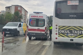 Ters istikamete dönmeye çalışan kamyonete motosiklet çarptı: 1 yaralı