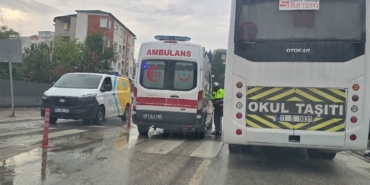 Ters istikamete dönmeye çalışan kamyonete motosiklet çarptı: 1 yaralı