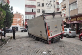 Güngören’de yol çöktü, kamyonet çukura düştü