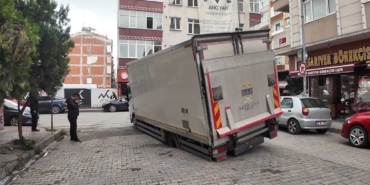 Güngören’de yol çöktü, kamyonet çukura düştü