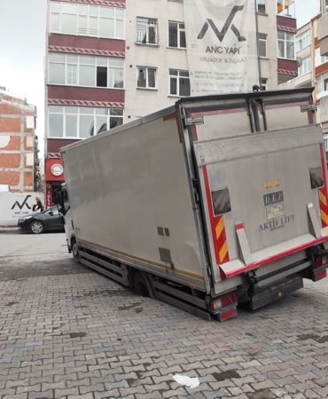 Güngören’de yol çöktü, kamyonet çukura düştü