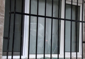 Gaziosmanpaşa’da cezaevinden tahliye olan bir kişinin evine el yapımı patlayıcı atıldı