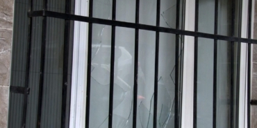 Gaziosmanpaşa’da cezaevinden tahliye olan bir kişinin evine el yapımı patlayıcı atıldı