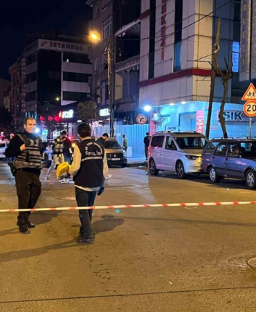 Bağcılar’da seyir halindeki otomobile silahlı saldırı: 2 yaralı