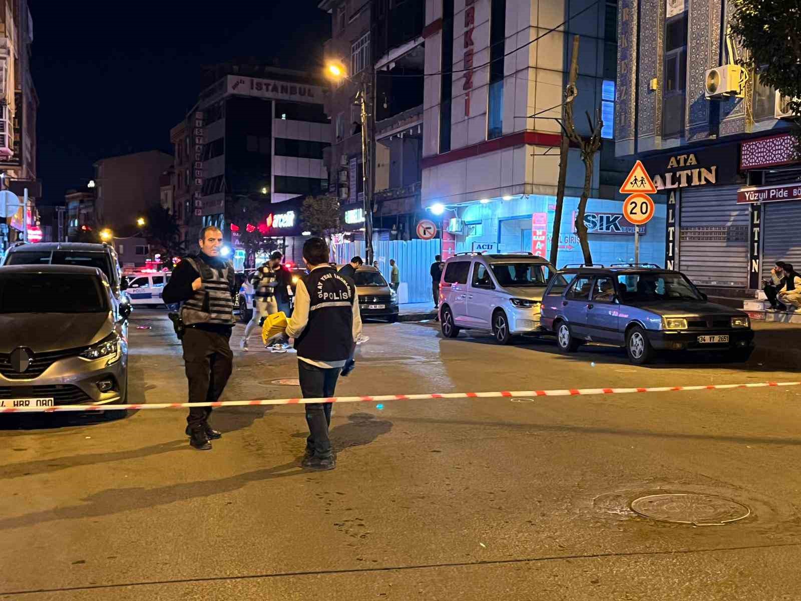 Bağcılar’da seyir halindeki otomobile silahlı saldırı: 2 yaralı