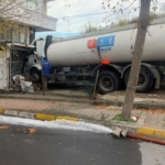 Küçükçekmece’de İSKİ’ye ait su tankeri iş yerine girdi: Faciadan dönülen kaza kamerada