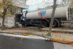 Küçükçekmece’de İSKİ’ye ait su tankeri iş yerine girdi: Faciadan dönülen kaza kamerada
