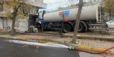 Küçükçekmece’de İSKİ’ye ait su tankeri iş yerine girdi: Faciadan dönülen kaza kamerada