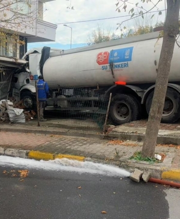 Küçükçekmece’de İSKİ’ye ait su tankeri iş yerine girdi: Faciadan dönülen kaza kamerada