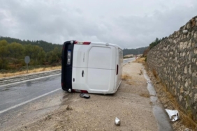 Bilecik’te seyir halinde kamyonet devrilirken, sürücüsü yaralandı