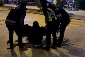 Polis noktasından geçerken alkolün etkisiyle yere düştü, yakayı ele verdi