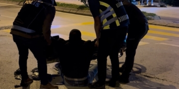Polis noktasından geçerken alkolün etkisiyle yere düştü, yakayı ele verdi