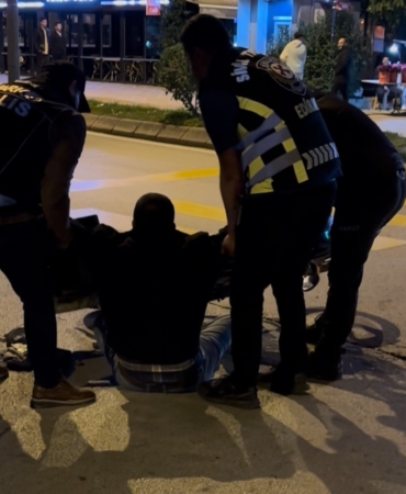 Polis noktasından geçerken alkolün etkisiyle yere düştü, yakayı ele verdi