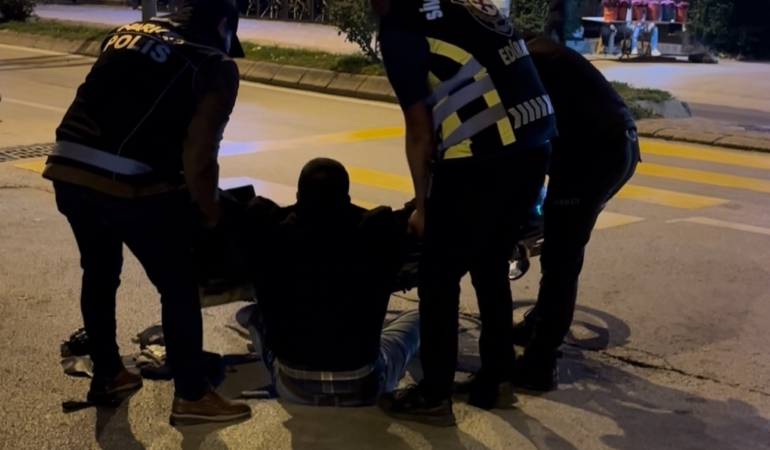 Polis noktasından geçerken alkolün etkisiyle yere düştü, yakayı ele verdi