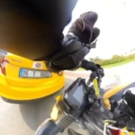 Trafiğin sıkıştığını görmeyen motosikletli, önünde duran taksiye çarptı