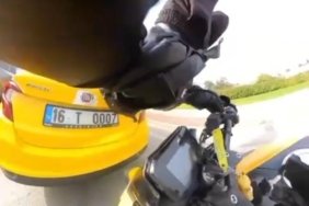 Trafiğin sıkıştığını görmeyen motosikletli, önünde duran taksiye çarptı