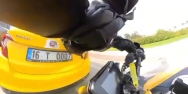 Trafiğin sıkıştığını görmeyen motosikletli, önünde duran taksiye çarptı