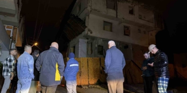 Depremin ardından hasarlı metruk bina korkuttu: Sokak trafiğe kapatıldı