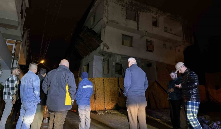 Depremin ardından hasarlı metruk bina korkuttu: Sokak trafiğe kapatıldı