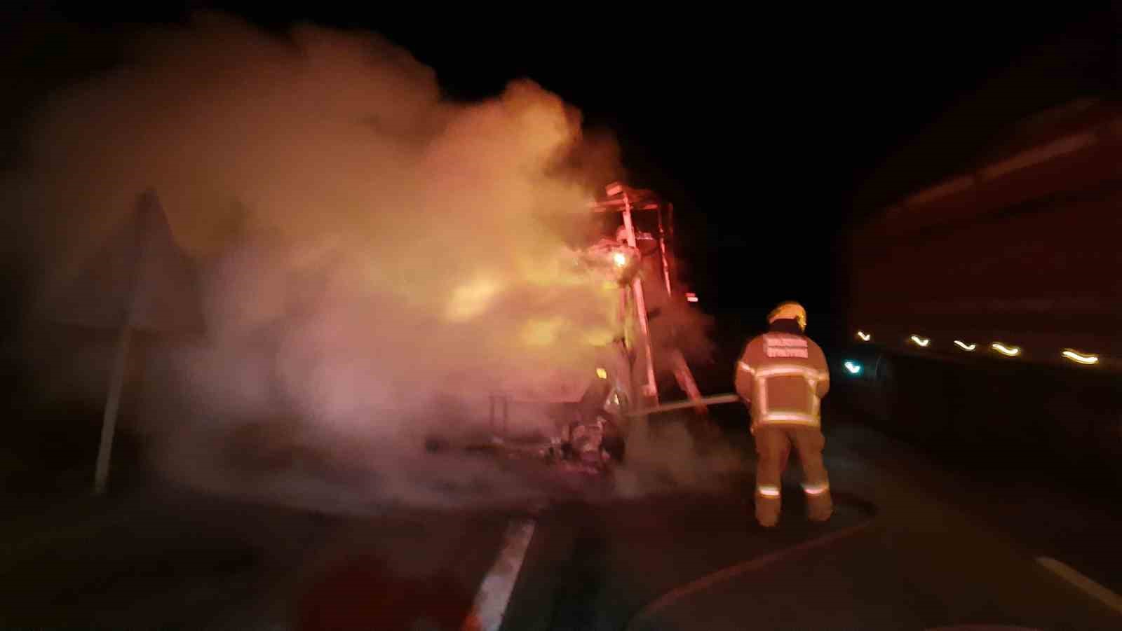 Çanakkale-Bandırma Karayolu’nda gece saatlerinde araç yangını